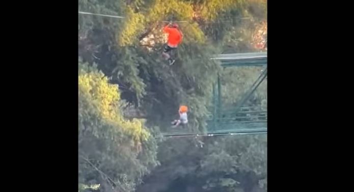 (Video) Niño cae de tirolesa de 12 metros; pero cayó en un lago artificial y vive