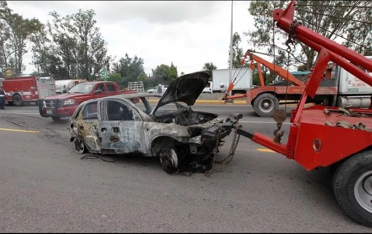 Hallan cinco cuerpos calcinados dentro de auto en Puebla