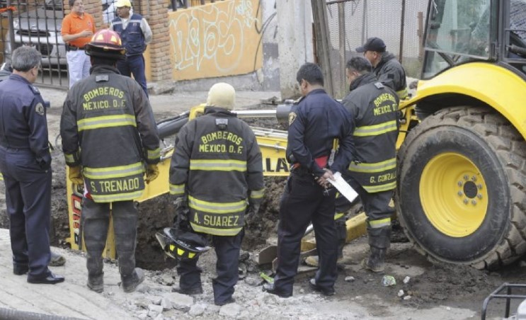 Joven de 17 años sube a excavadora, resbala y es arrollado por 7 toneladas