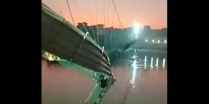 Otra tragedia: Se desmorona puente en India con saldo de al menos 35 muertos