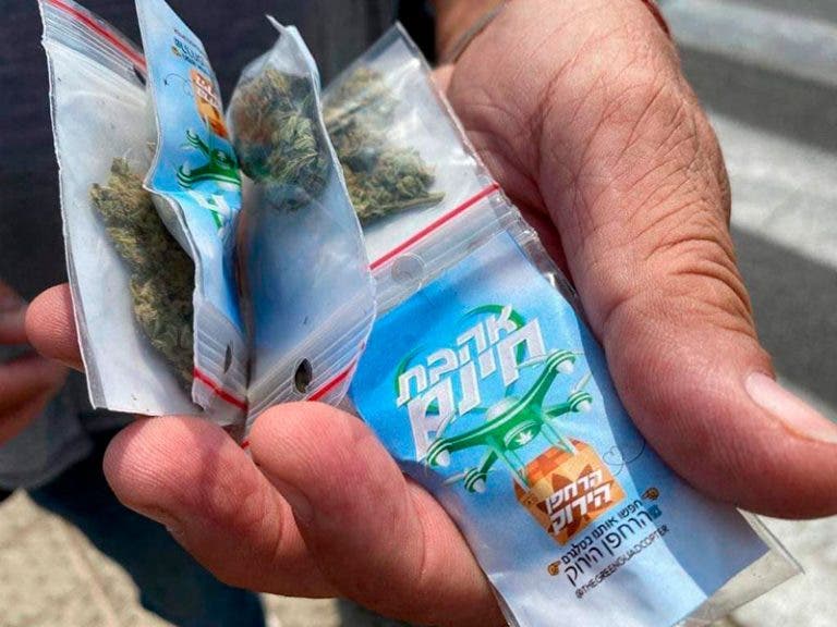 ¡"Lluvia" de mariguana! Dron avienta varias bolsas en Israel