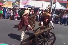 Puebla: ¡Imágenes fuertes! Hombre activa cañón y se explota la mano en carnaval