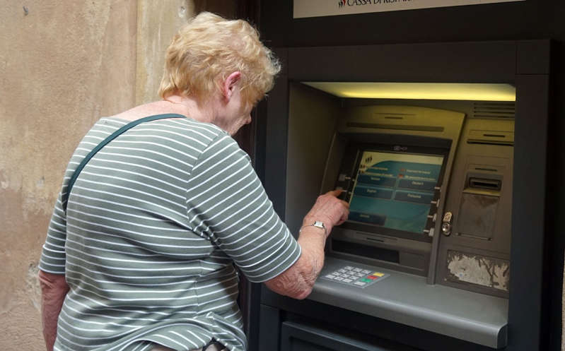 "No es mi dinero": mujer en EE.UU. recibe casi mil millones de dólares en su cuenta