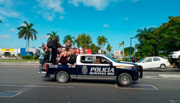 Cancún: Empresarios exigen fuerte castigo a taxistas que bloquearon Zona Hotelera