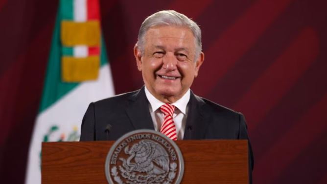 AMLO informa que ya cobra pensión de adultos mayores