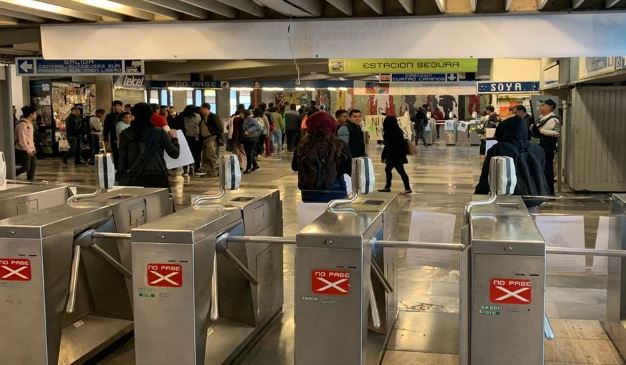 Hombre atora su mano en el metro y es arrastrado