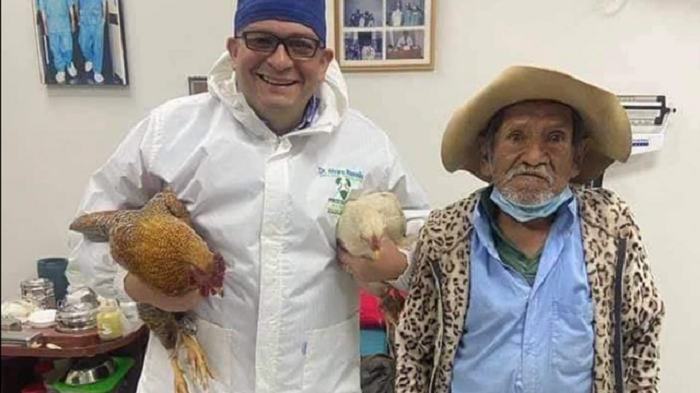 Bolivia: Adulto mayor paga su cirugía con dos gallinas