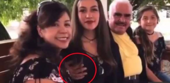 Exhiben a Vicente Fernández por tocar el seno a una fan ¡Vivillo el don!