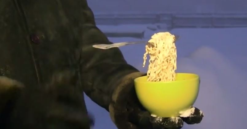 (VIDEO) Inviernos rusos: Fideos hirviendo se congelan en un instante