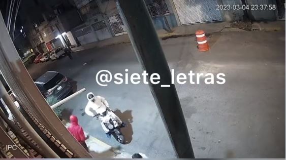 (VIDEO) CDMX: Menor ultima a otro por resistirse a asalto