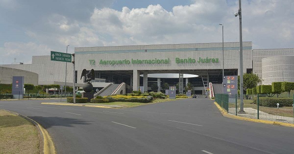 Migrante lleva casi un mes encerrado en el AICM sin luz natural ni ventilación