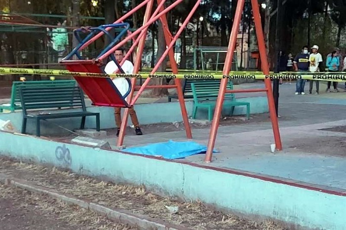 ¡Accidente fatal! Niño de 8 años muere mientras jugaba en columpio en CDMX