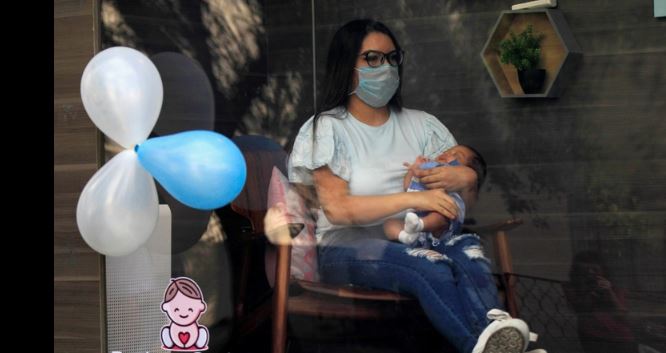 Invento mexicano: Cabinas para presentar a bebés en tiempos de Covid-19