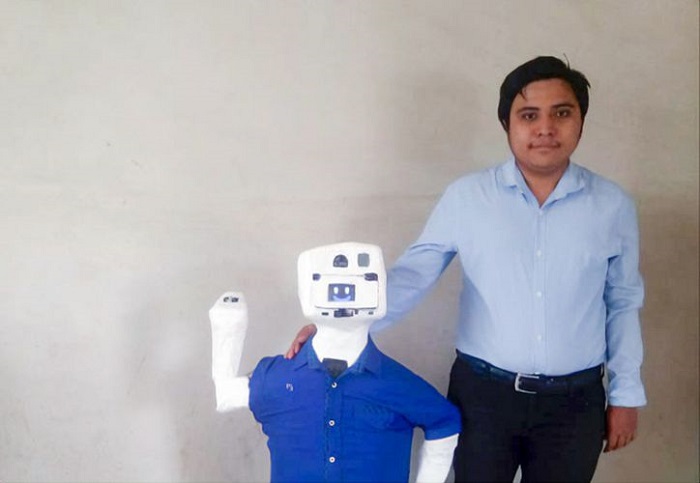 Estudiante de la UTM, Mérida, crea robot que ayuda a prevenir Covid-19