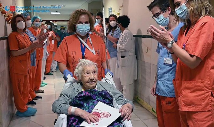 ¡Qué tal! Mujer de 104 años de edad supera la covid-19 en España