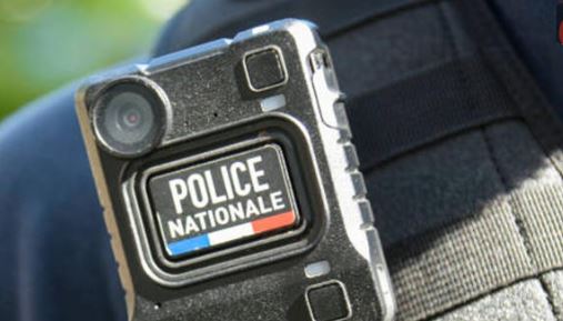 París: Hombre detenido roba arma de un policía y le dispara