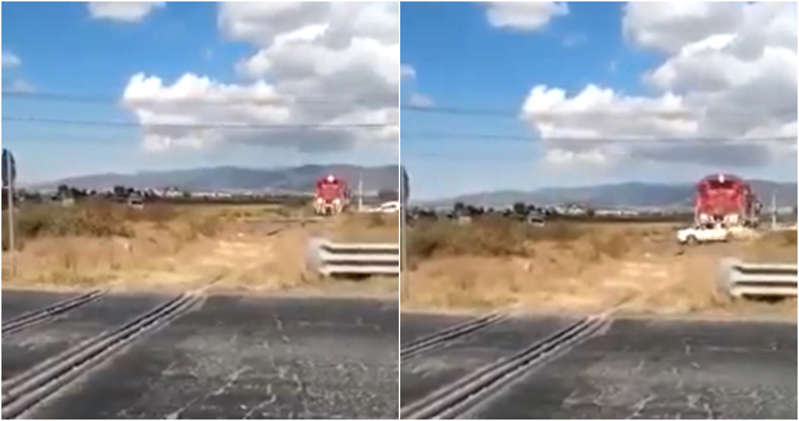 VIDEO: Un tren embiste al conductor de un taxi que intentó ganarle el paso en Hidalgo