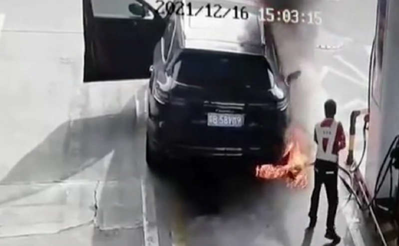 Hombre incendia camioneta con su dueña adentro en China