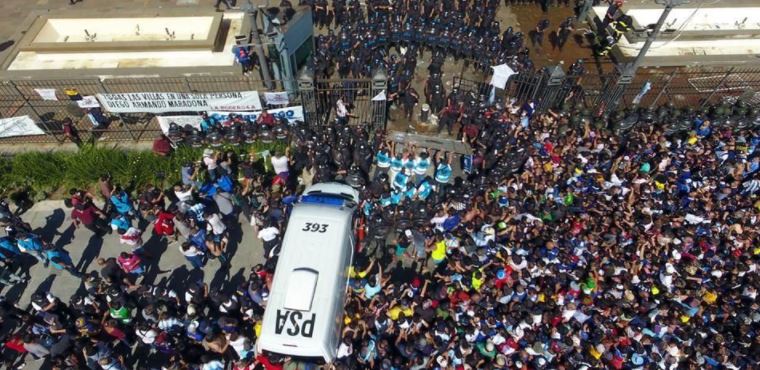 Velorio de Maradona posible fuente de contagios por aglomeraciones