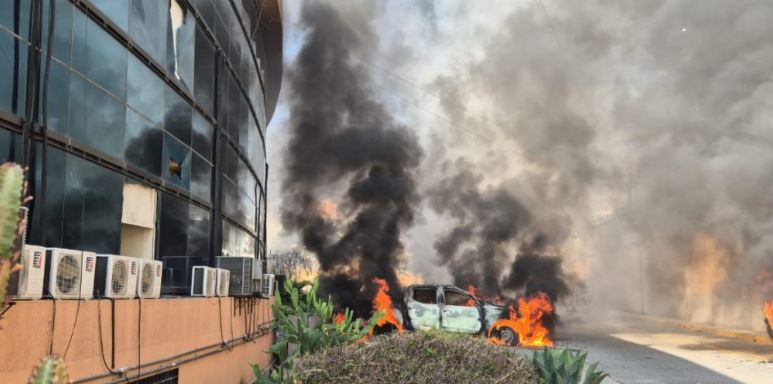 Normalistas de Ayotzinapa irrumpen en el Palacio de Chilpancingo