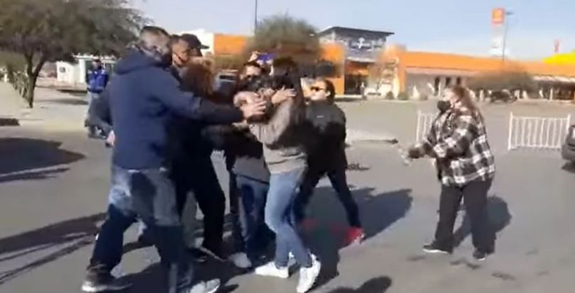 (VÍDEO) Revendedores de pasteles se pelean afuera del Costco de Ciudad Juárez