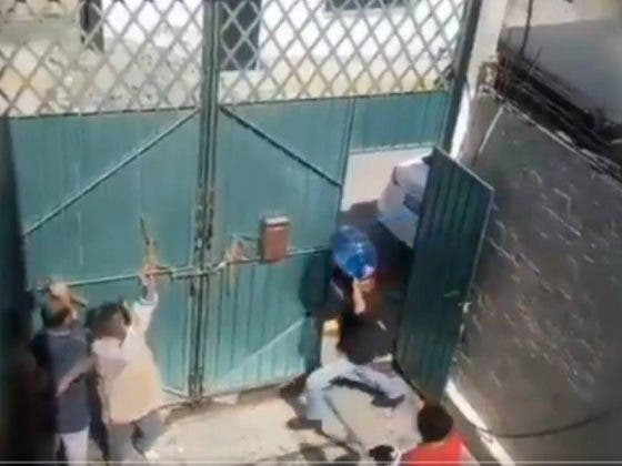 VÍDEO: Agrede a su propia madre con un garrafón de agua