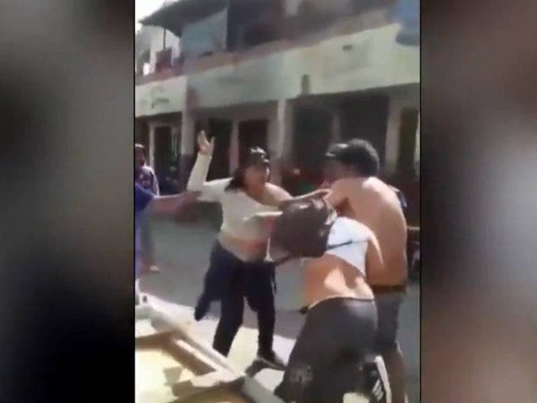 (VÍDEO) Mujer golpea salvajemente a la amante de su esposo en un mercado