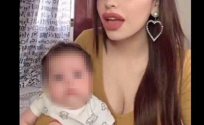(VIDEO) Bebé vomita al escuchar cantar a su mamá