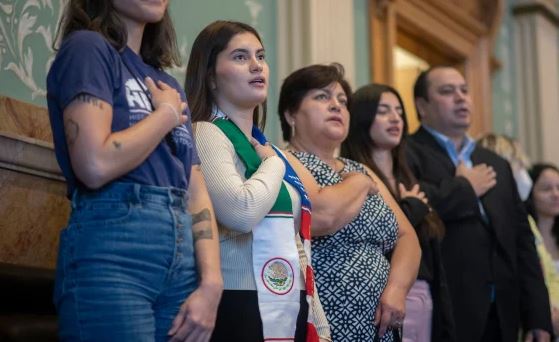 "Estoy orgullosa de quien soy": alumna latina es criticada por usar un sarape en su graduación