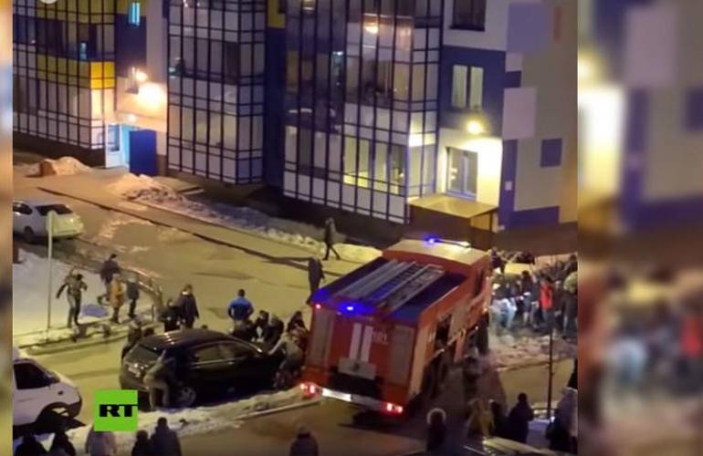 (VÍDEO) Habitantes de Rusia levantan autos para dejar pasar a bomberos