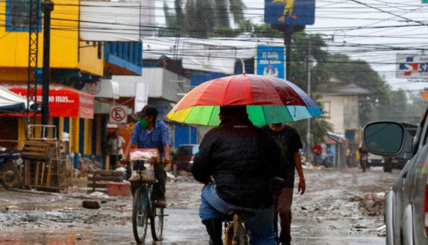 'Iota' se degrada a categoría 1 pero dejará vientos y lluvias a México