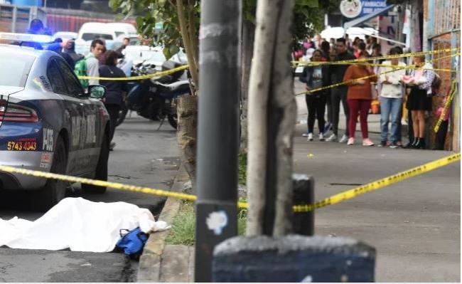 Bala perdida mata a mujer que esperaba el camión en Avenida Central de CDMX
