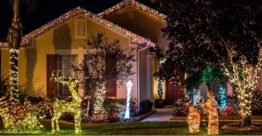 Cae del techo cuando colgaba luces navideñas y muere