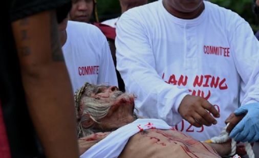 Filipinas: Fanáticos se crucifican y se flagelan ¡en serio!