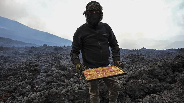 (VIDEO) Guatemala: Hombre hornea pizzas en un volcán activo