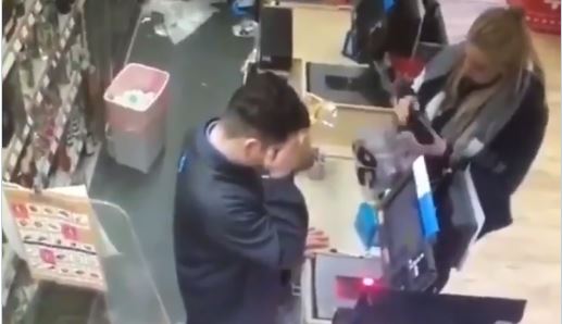 VIDEO: Empleado de un súper con "resaca" finge desmayo para tener el día libre