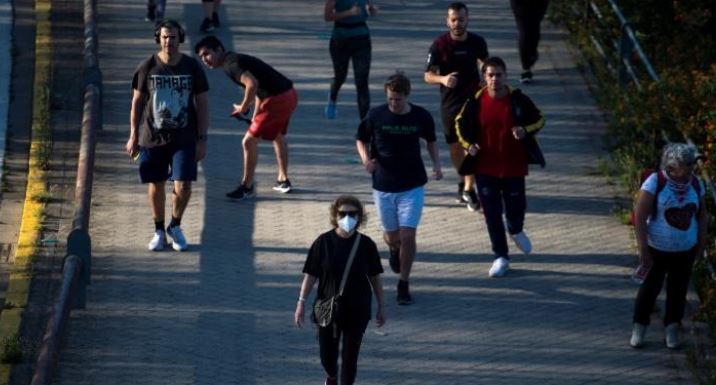 Con registro de más de 25,000 muertos, españoles salen a pasear y a hacer deporte