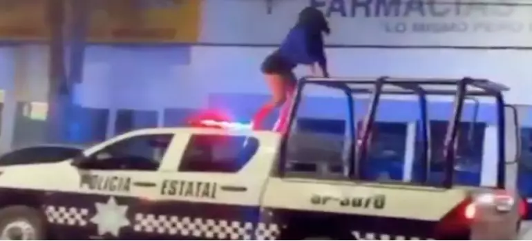 VIDEO: Sin temor a nada, baila twerking en el toldo de una patrulla
