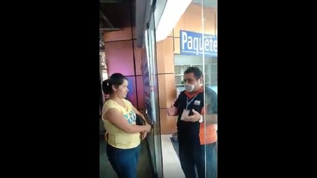 Mujer se enterca en no usar cubre-bocas en Centro Comercial de Mérida