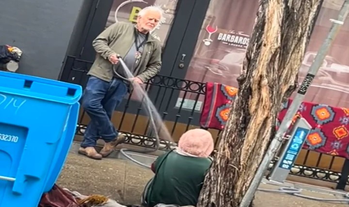 Detienen en EE.UU. a sujeto que tiró agua a mujer que vive en la calle