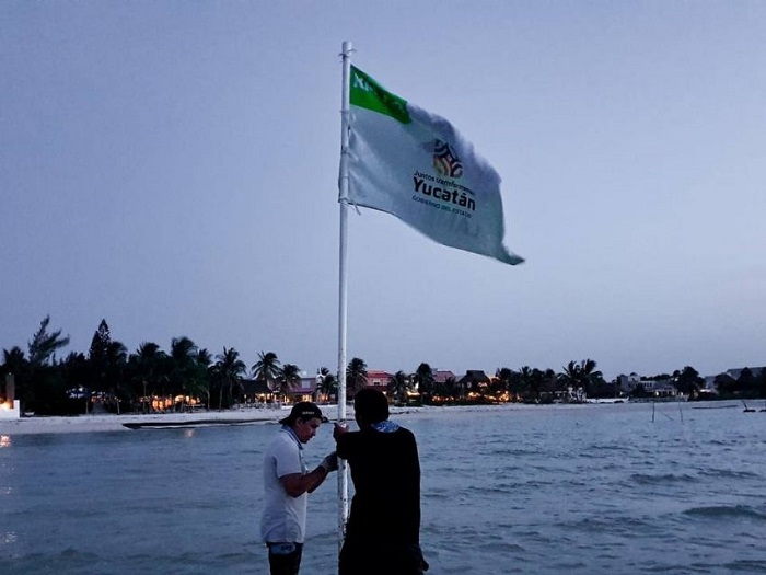 Instalan banderas en la costa yucateca para alertar sobre rocas marinas