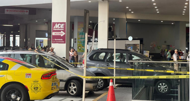 Monterrey: Mujer cae con su vehículo en escaleras eléctricas en centro comercial