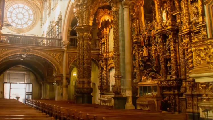 Iglesia portuguesa está decorada con ¡300 kilos de oro!