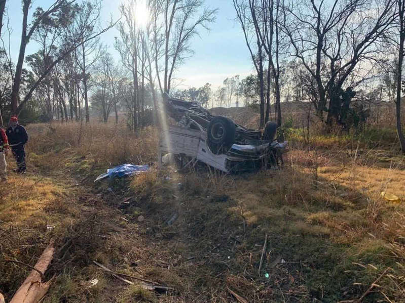 Tras ataque a tiros vuelca camioneta de familia; muere niño y adulto