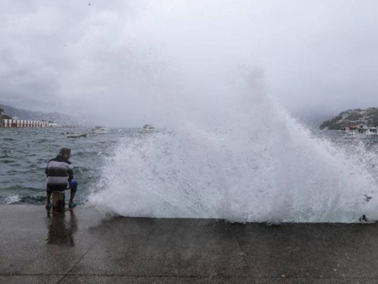 Tormenta tropical ‘Genevieve’ está cerca de costas mexicanas y podría ser huracán