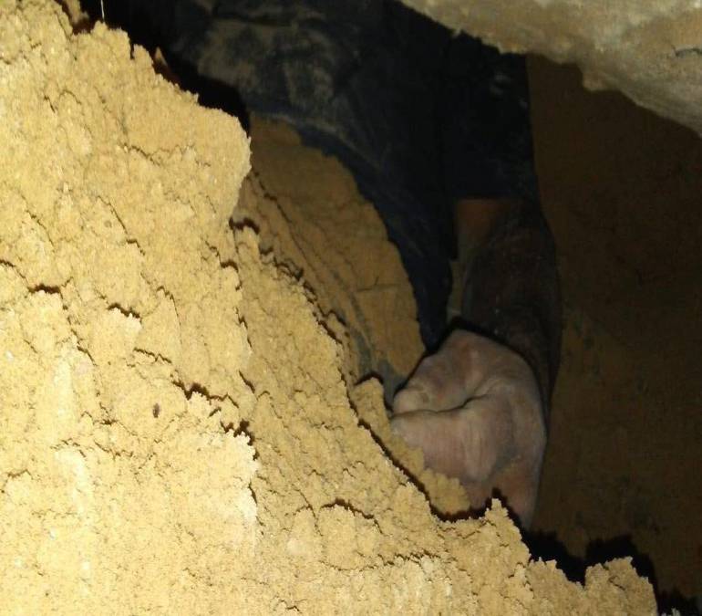 Hombre cava túnel para espiar a su exesposa y se queda atorado