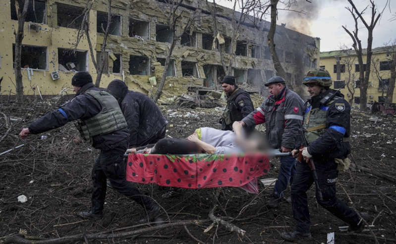 Mujer y su bebé fallecen tras bombardeo ruso a hospital de maternidad