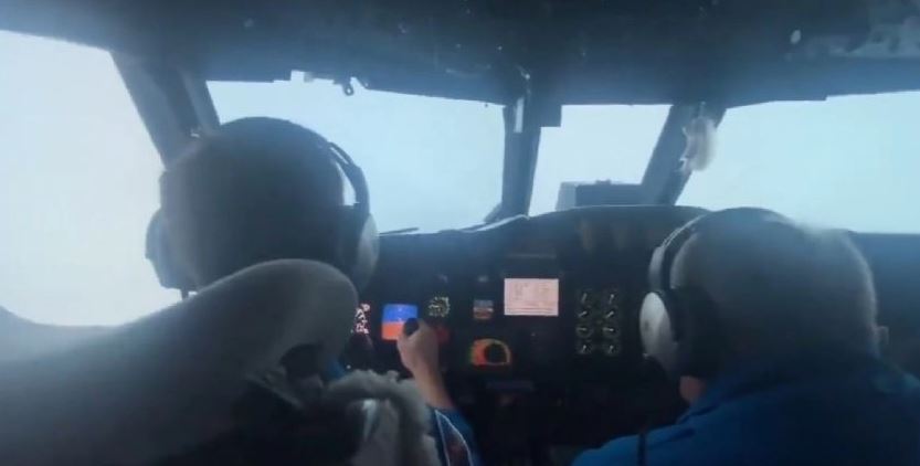 (Video) Cazahuracanes graban el momento en que avión entra al ojo del huracán "Ida"