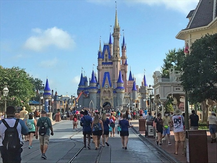 Disney planea despedir a 28 mil trabajadores de sus parques por la pandemia