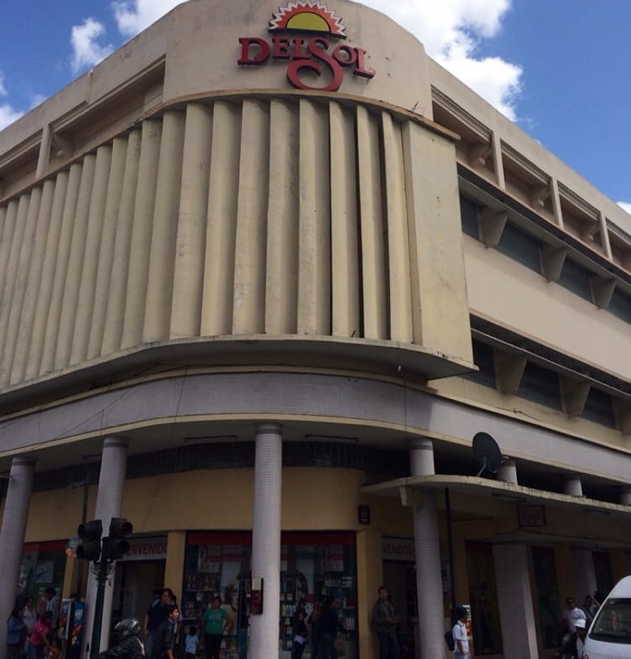 Mérida: Peligro para transeúntes, techo de tienda "Del Sol" se cae a pedazos